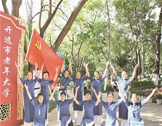 放假第一天 这所学校的老师当“学生”